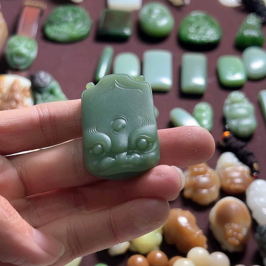 和田玉挂件未镶嵌招**?