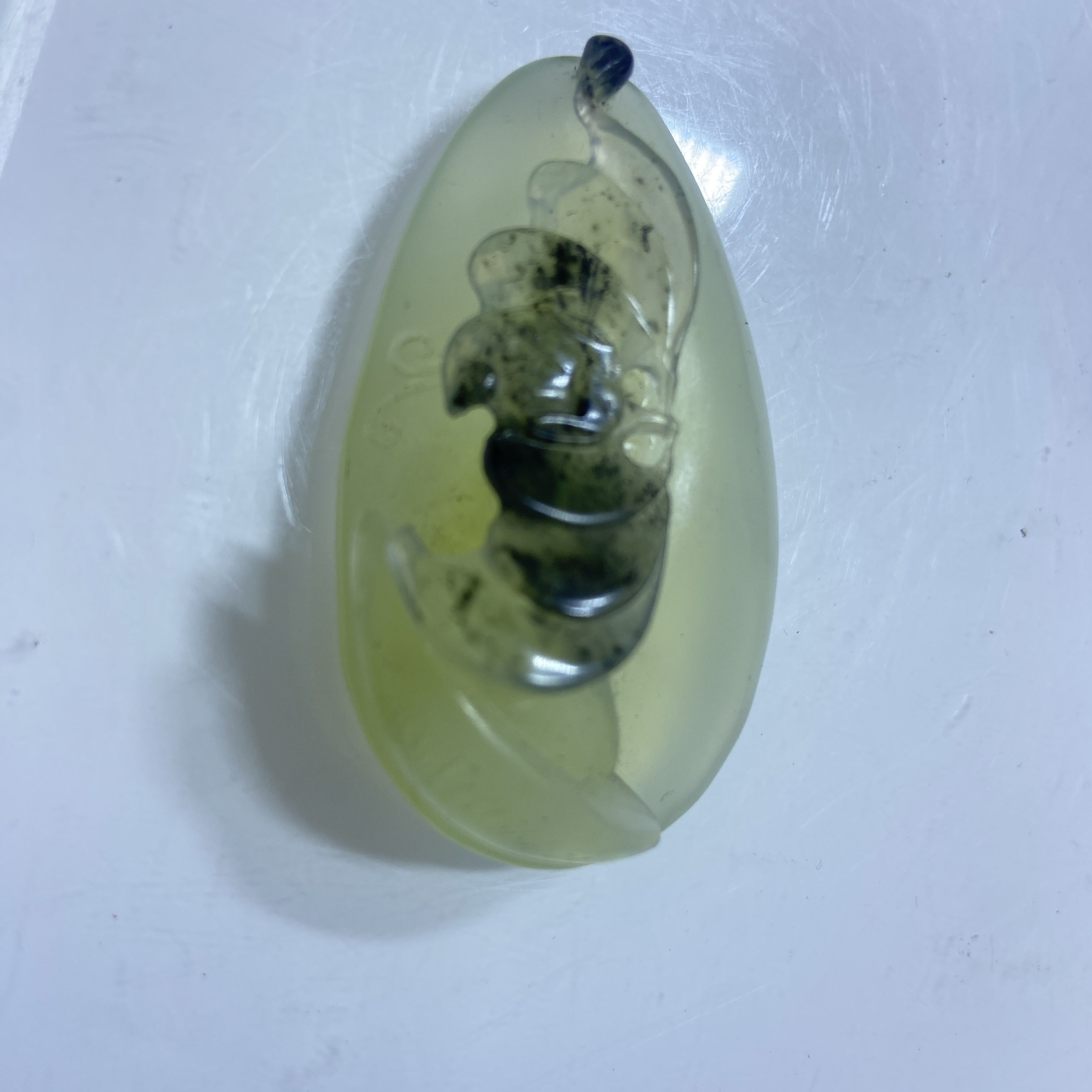 岫玉俏色巧雕水墨蝙蝠挂件手工立体精雕
