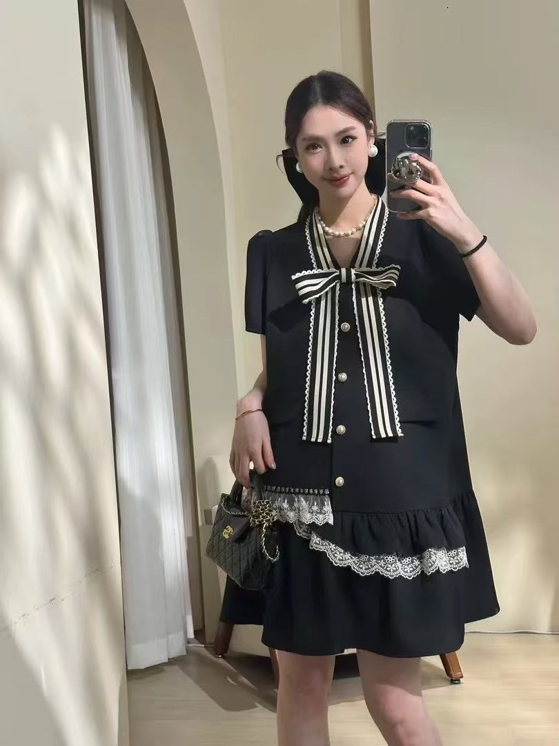 夏季短袖单排多扣名媛风荷叶边蕾丝小香风气质连衣裙