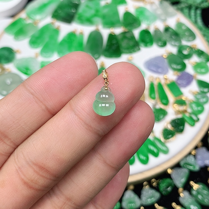 夏***～翡翠18K金镶嵌颈饰冰绿小葫芦