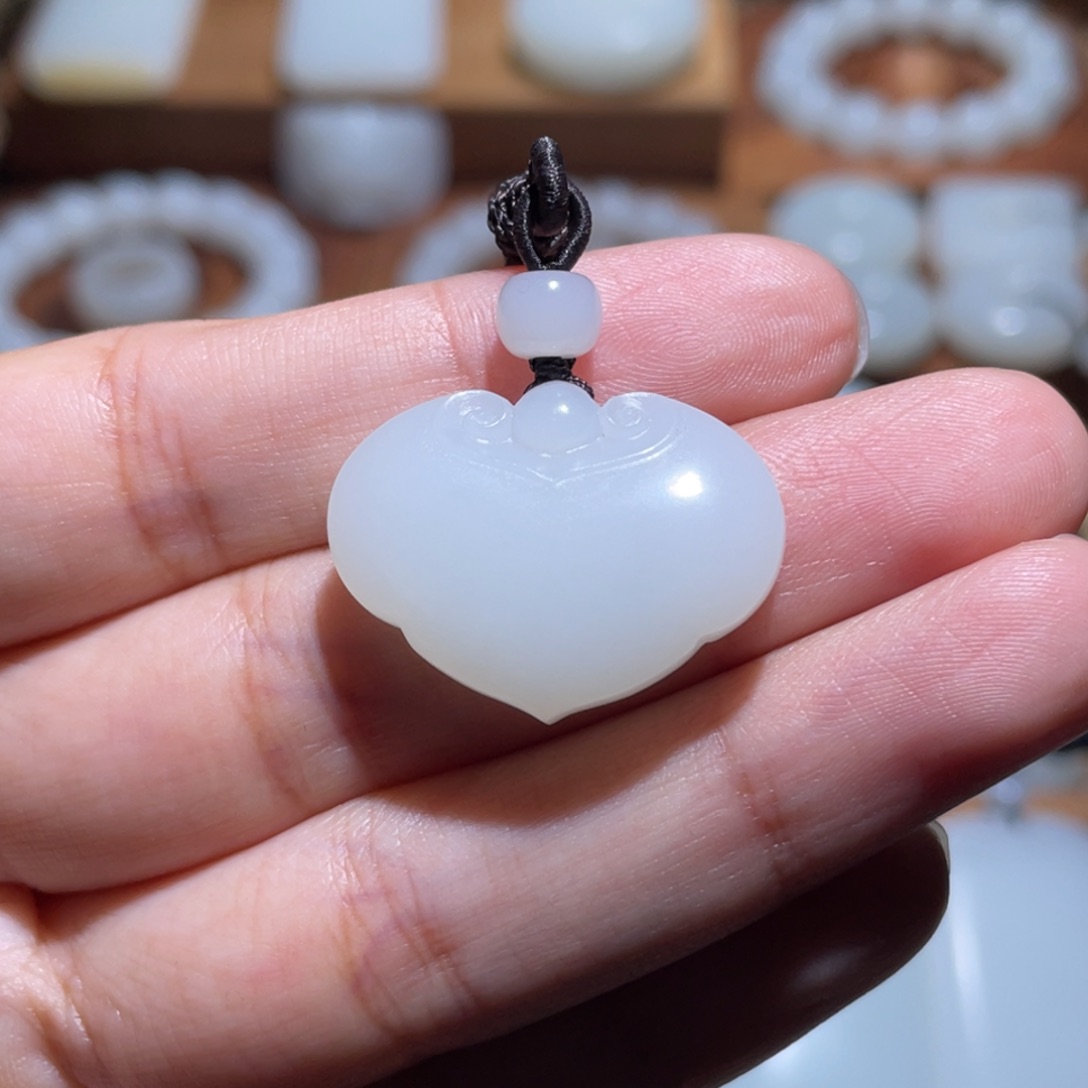 未镶嵌手链和田玉如意锁