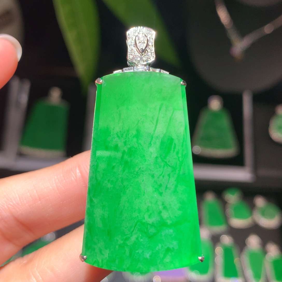 翡翠颈饰18K金镶嵌翡翠