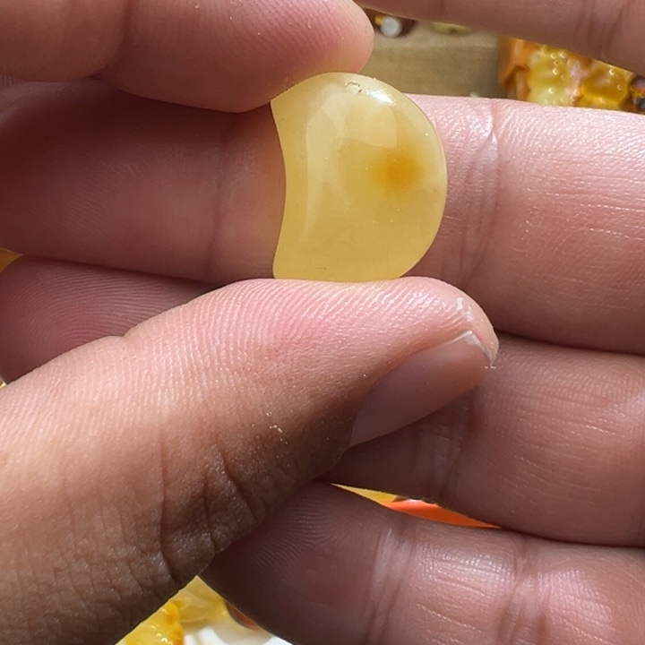未镶嵌琥珀裸石1.94克月亮提溜