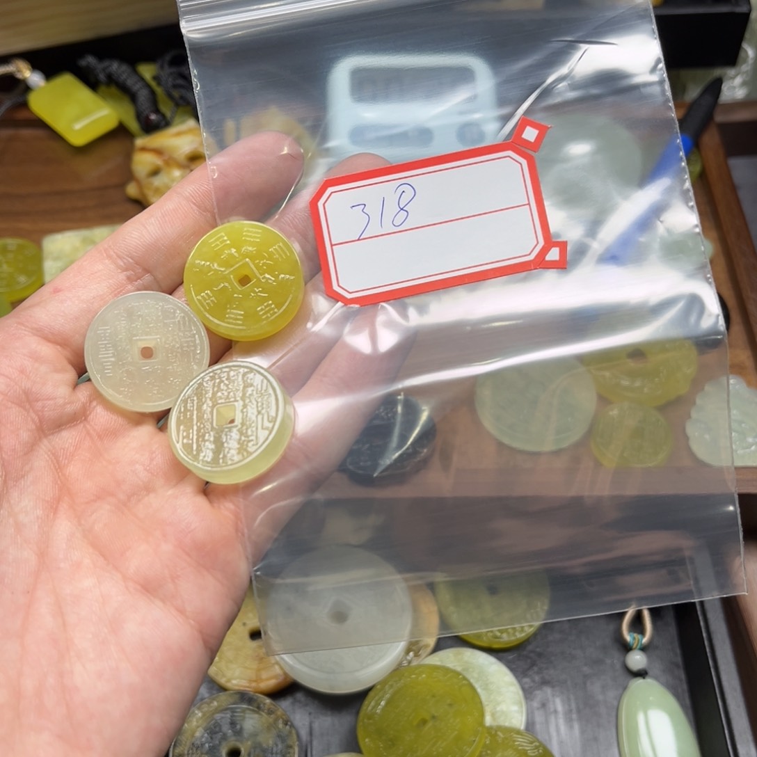 蛇纹石玉颈饰合金?****。