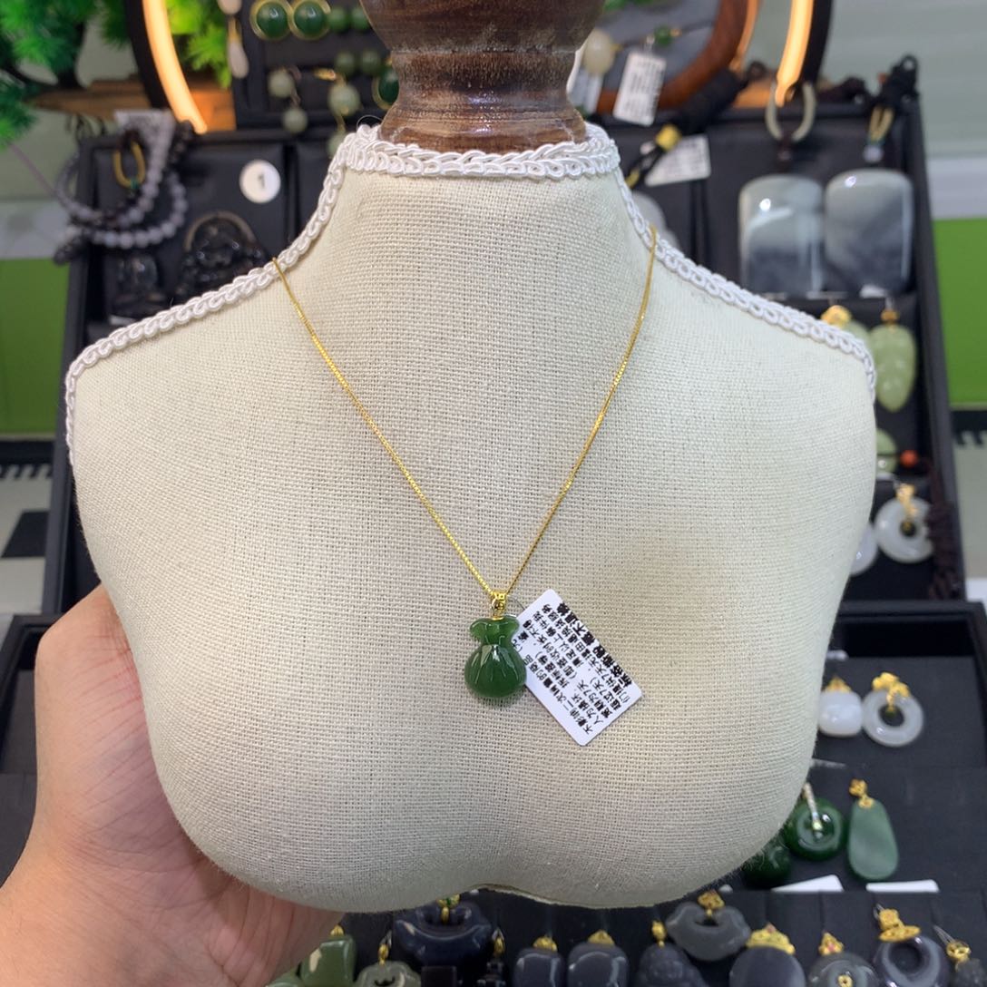 和田玉18K金镶嵌吊坠(赠链)