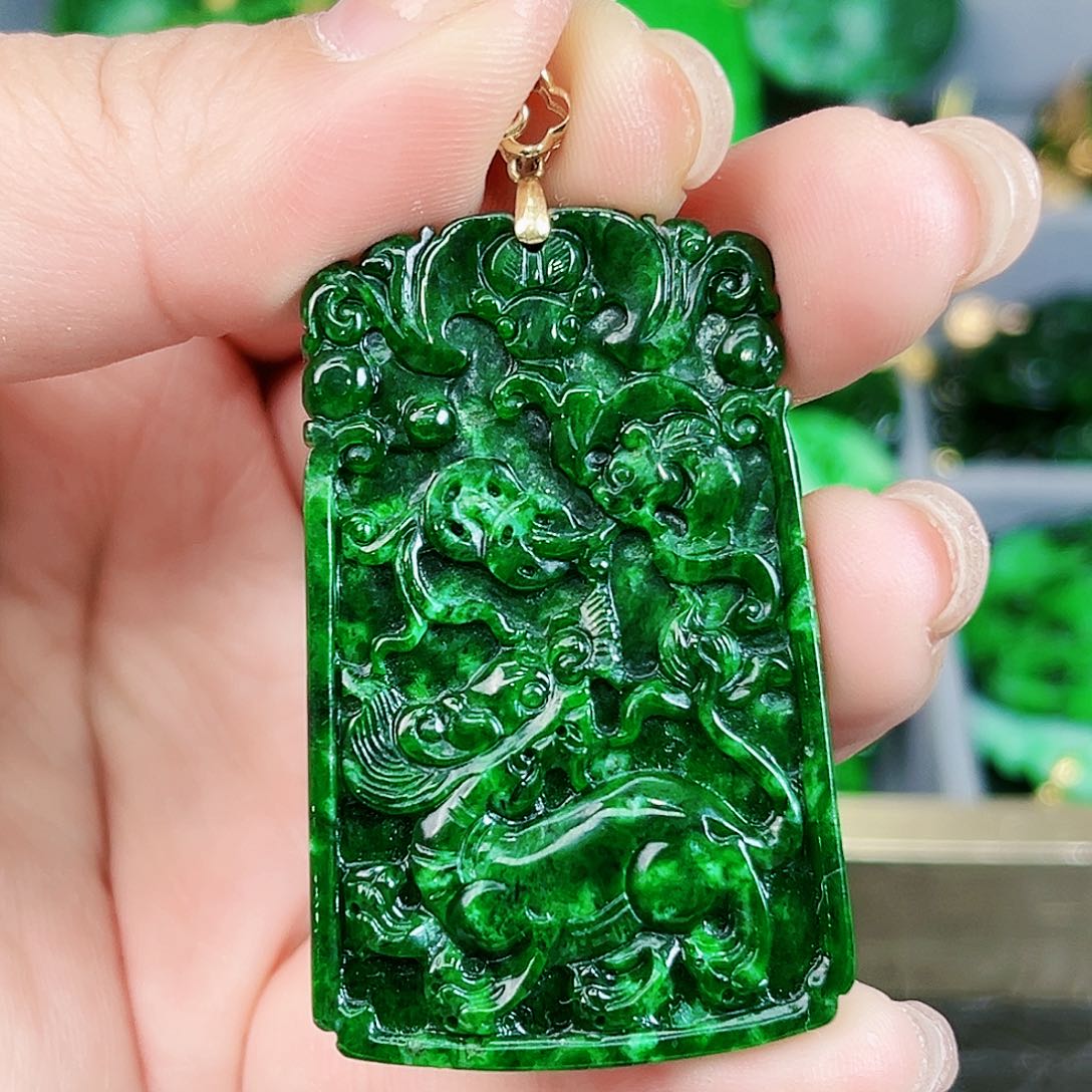 翡翠颈饰18K金镶嵌吊坠