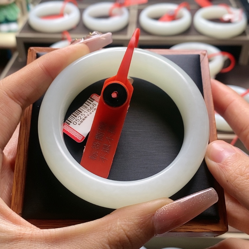 【闪购商品】和田玉手镯未镶嵌茜*