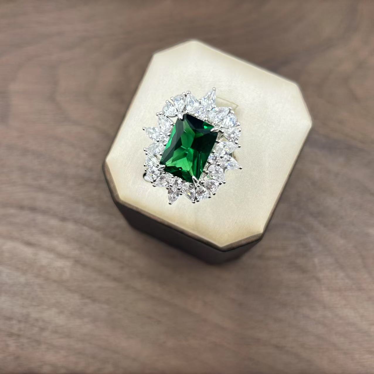 [粉丝专属] 高奢定制臻品绿色戒指 XKZF25