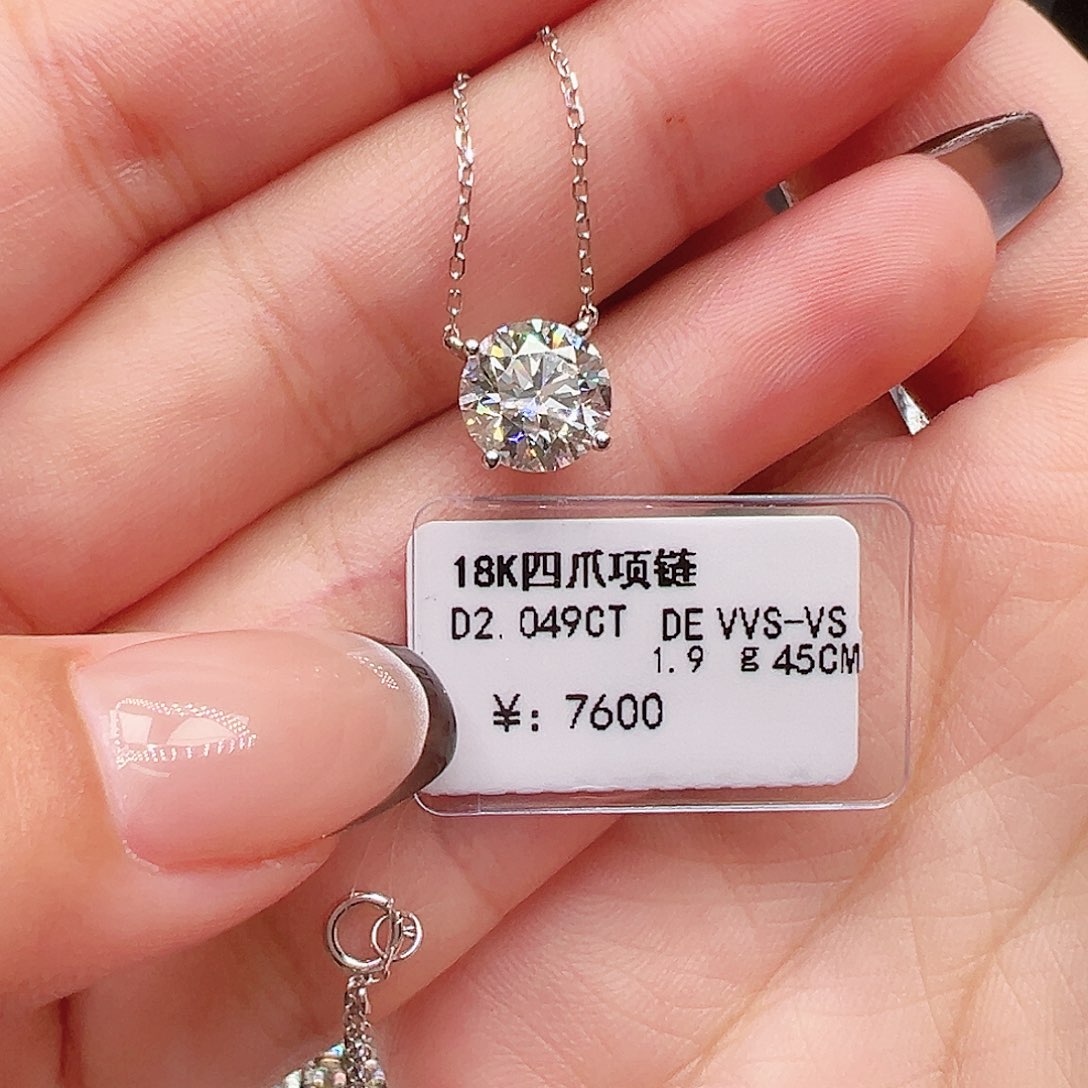 颈饰18K金镶嵌合成钻石