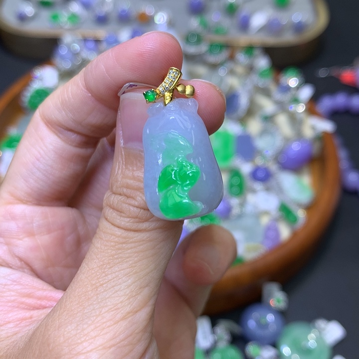 颈饰18K金镶嵌翡翠