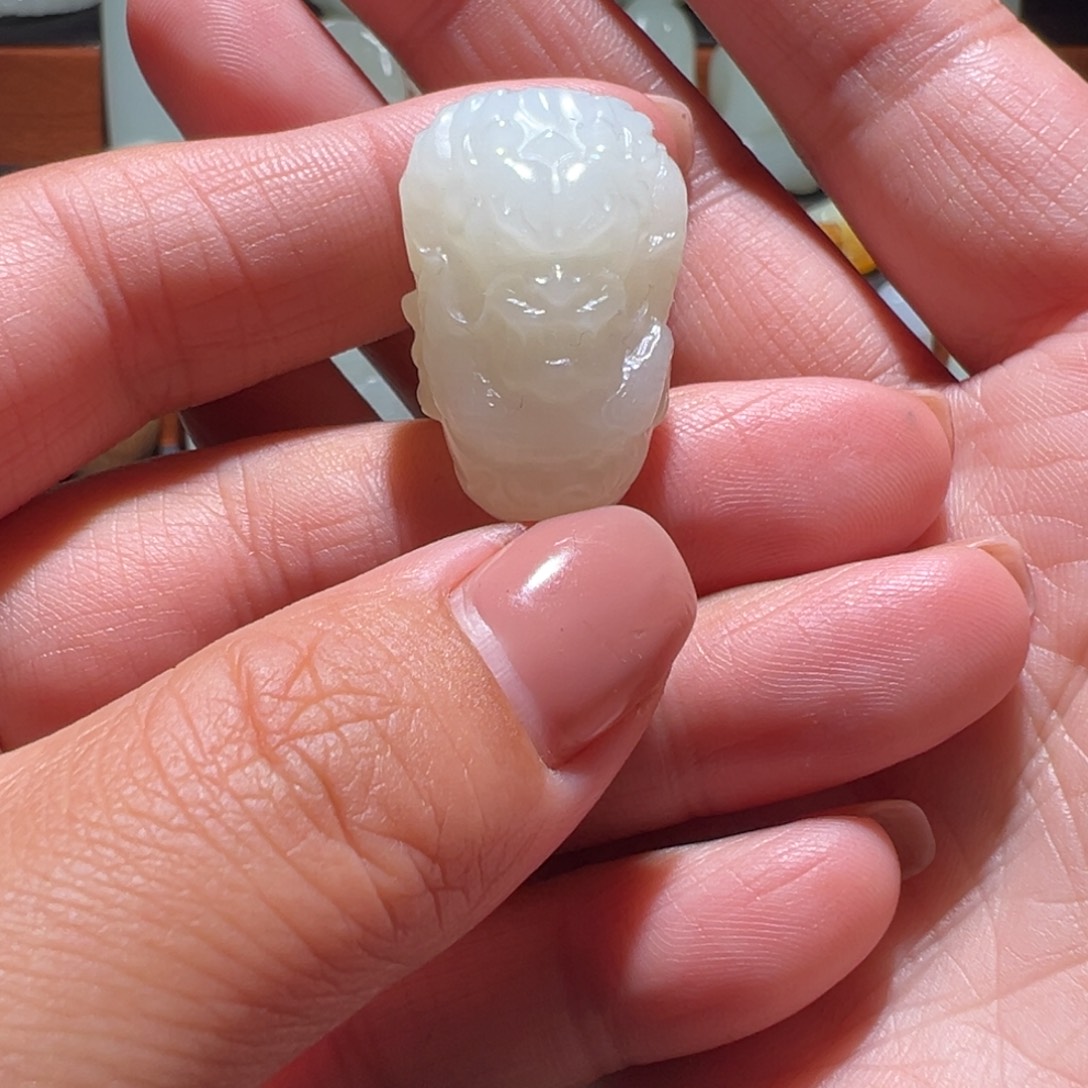 呃***呢和田玉未镶嵌颈饰
