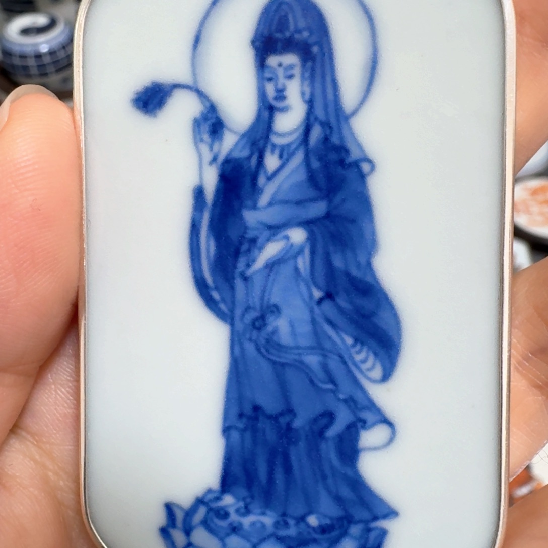 喧***嚣瓷片青花观音挂件一个