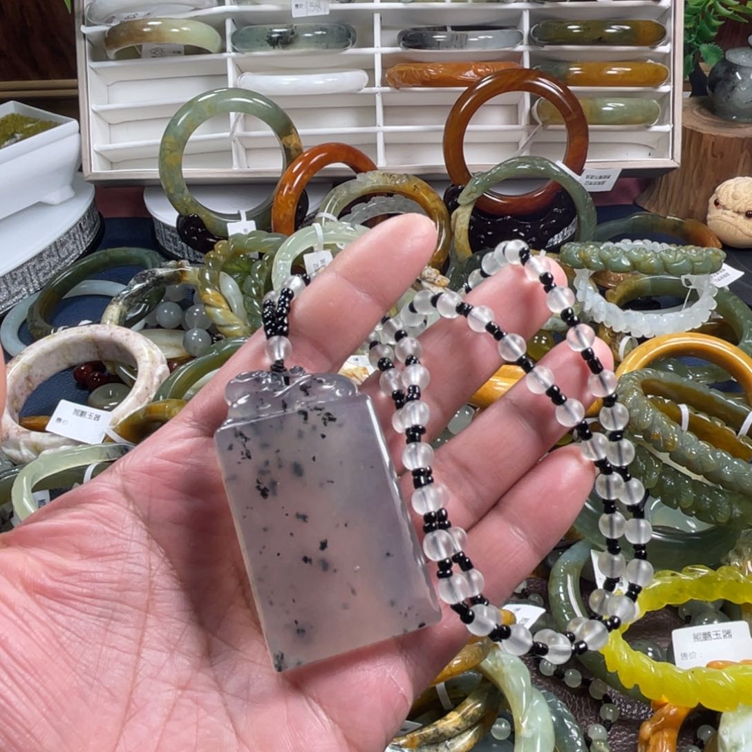 未镶嵌蛇纹石玉颈饰S****娃