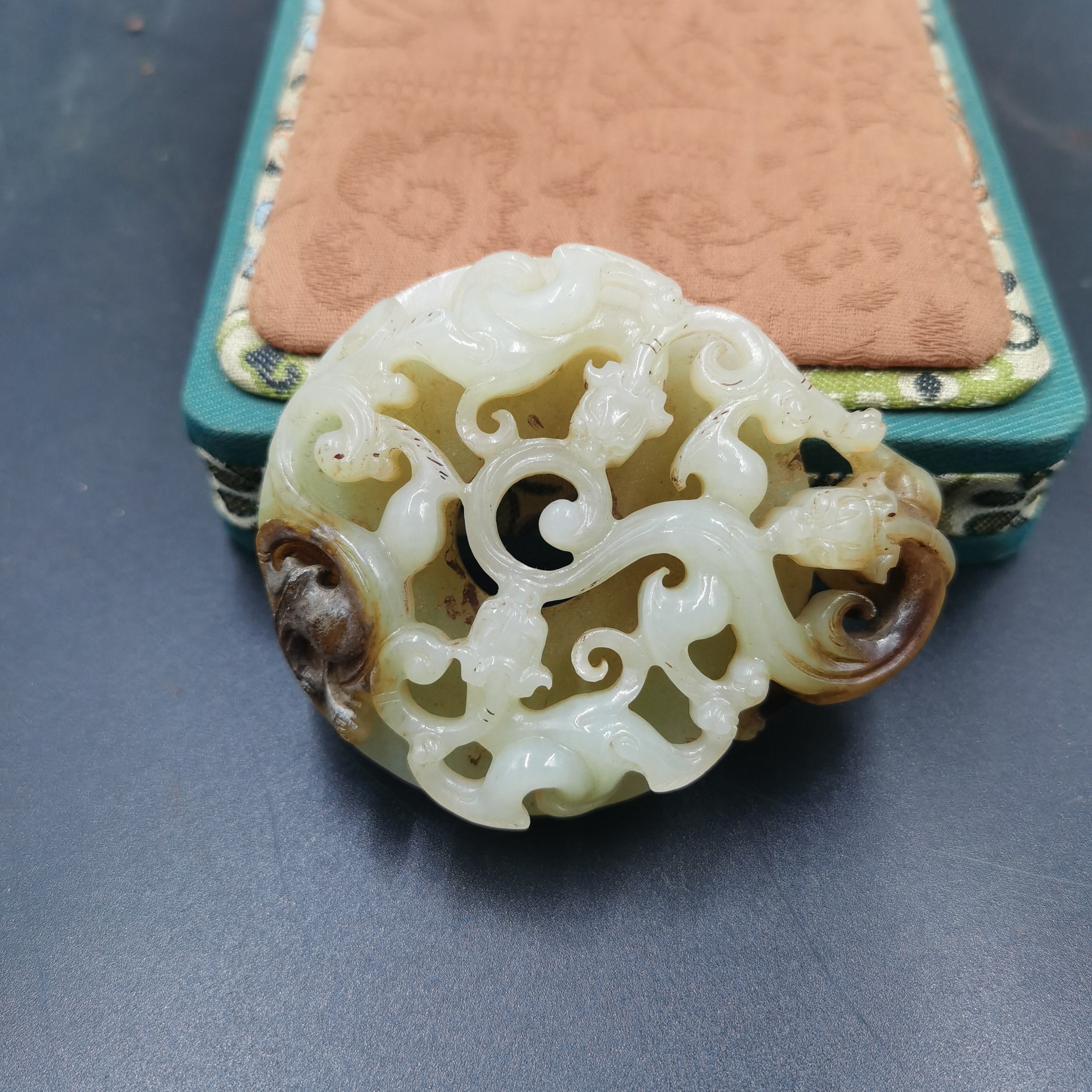 和田玉龙壁，玉质细腻，包浆浑厚。