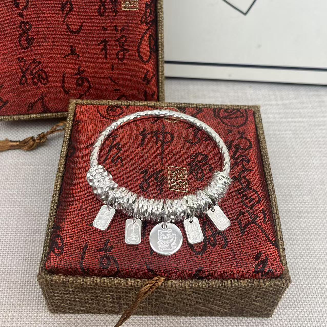 足银手镯 【S168】 手锤纹盘缠闭口带挂件{隐形开口）