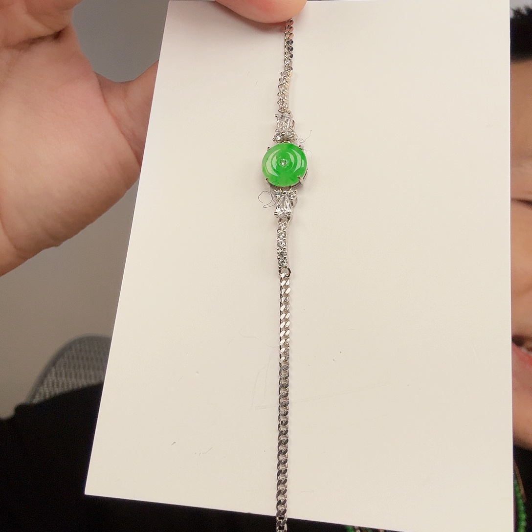 翡翠未镶嵌颈饰一件