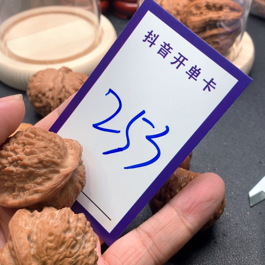 文玩核桃吊坠！血麒麟