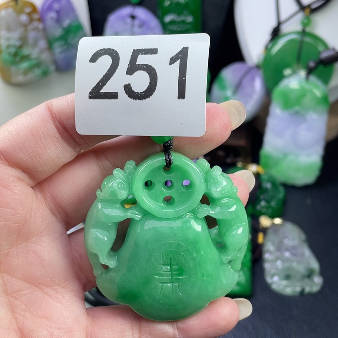 翡翠未镶嵌吊坠(赠链)