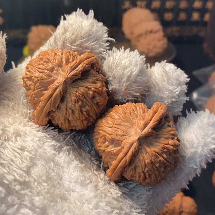 文玩核桃吊坠42.5白狮子