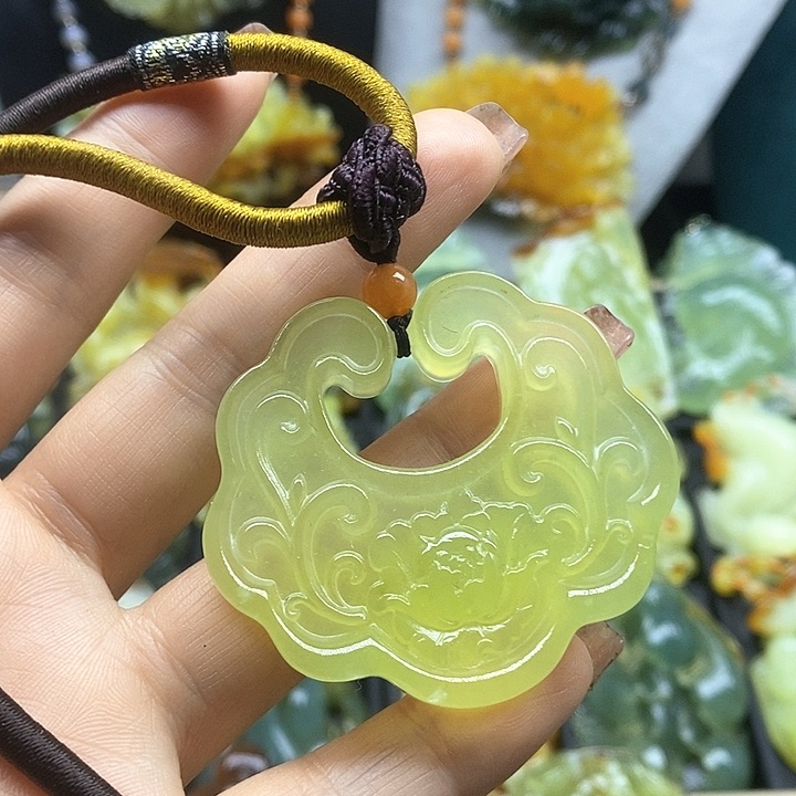 蛇纹石玉挂件未镶嵌