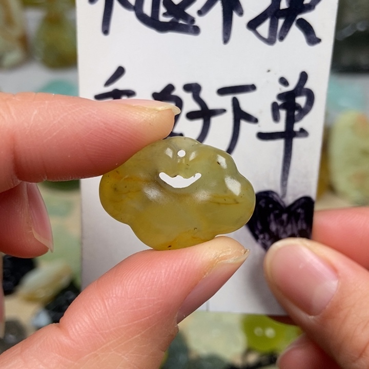 蛇纹石玉颈饰未镶嵌