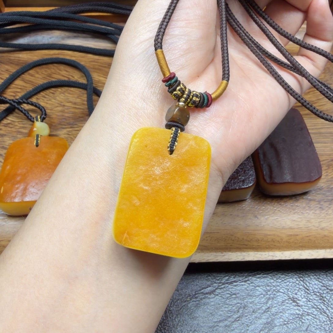 琥珀未镶嵌吊坠(赠链)