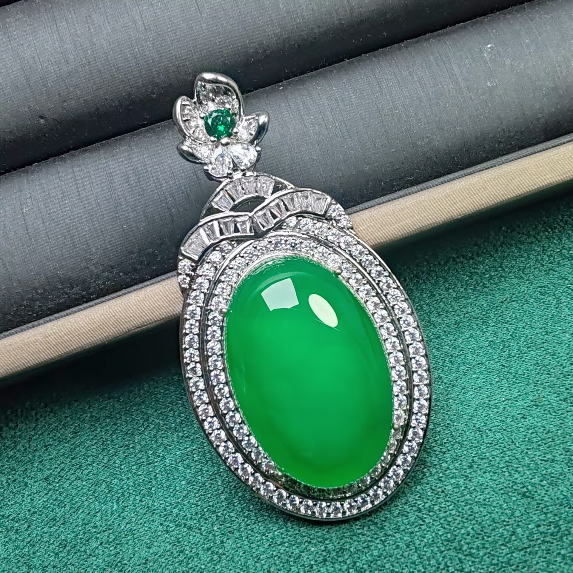 阳绿玛瑙玉髓大蛋面吊坠双全豪华镶嵌玉坠挂件配链子直播供货