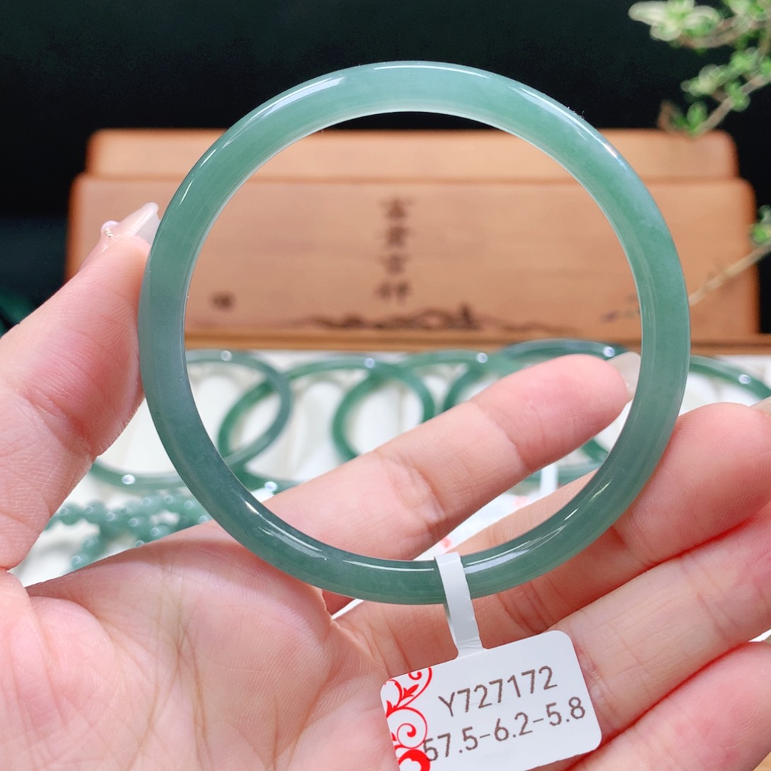 翡翠手镯未镶嵌天然