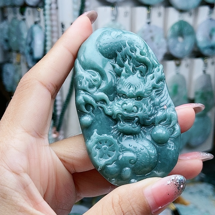 颈饰足铂镶嵌翡翠翡翠