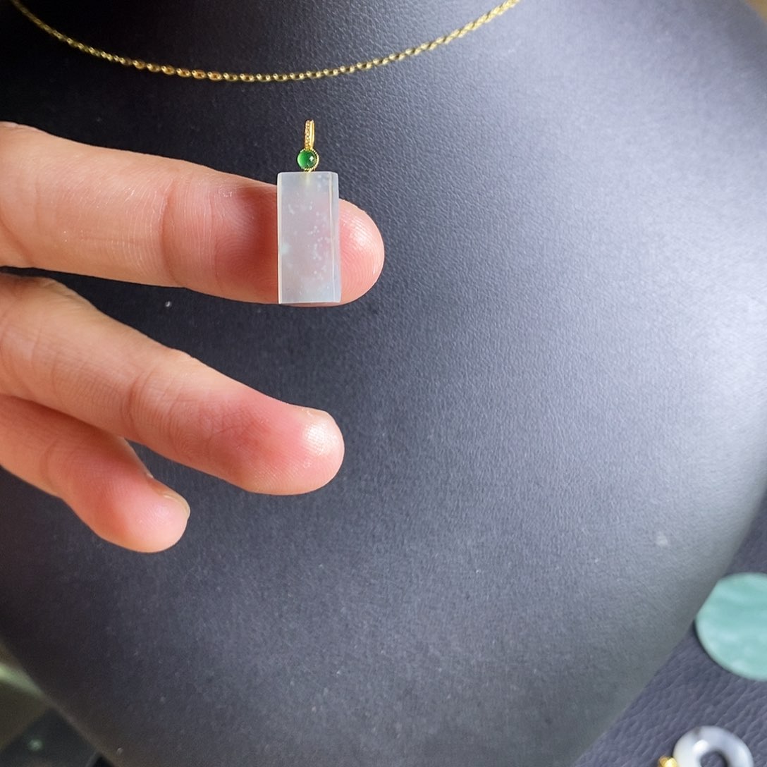 颈饰18K金镶嵌翡翠