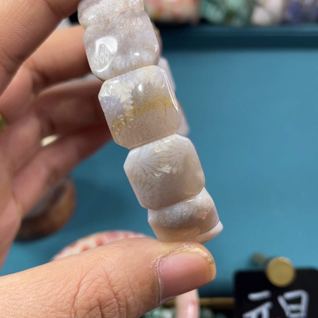 未镶嵌手镯硅化玉