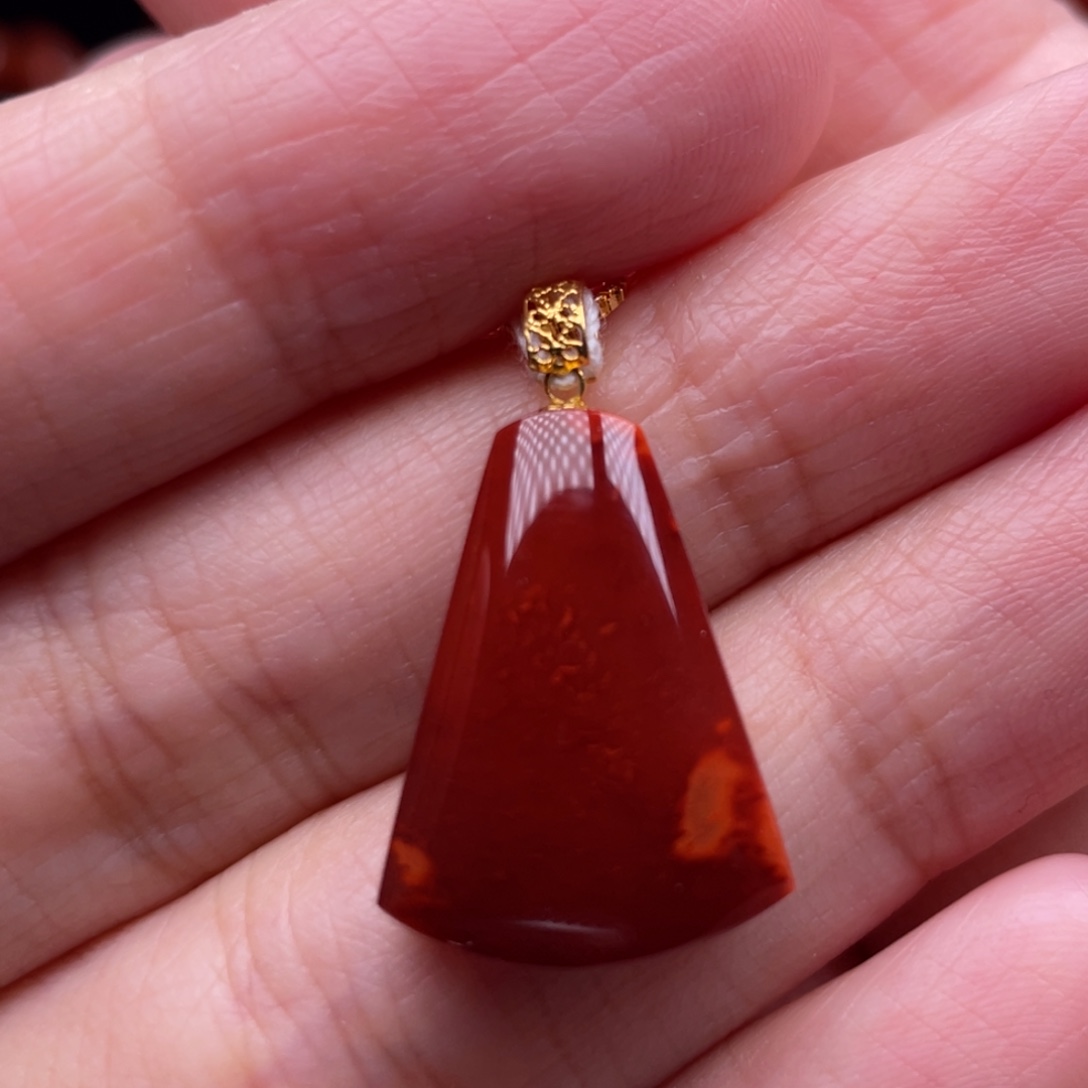 南红玛瑙18K金镶嵌珠宝奇石扇形吊坠