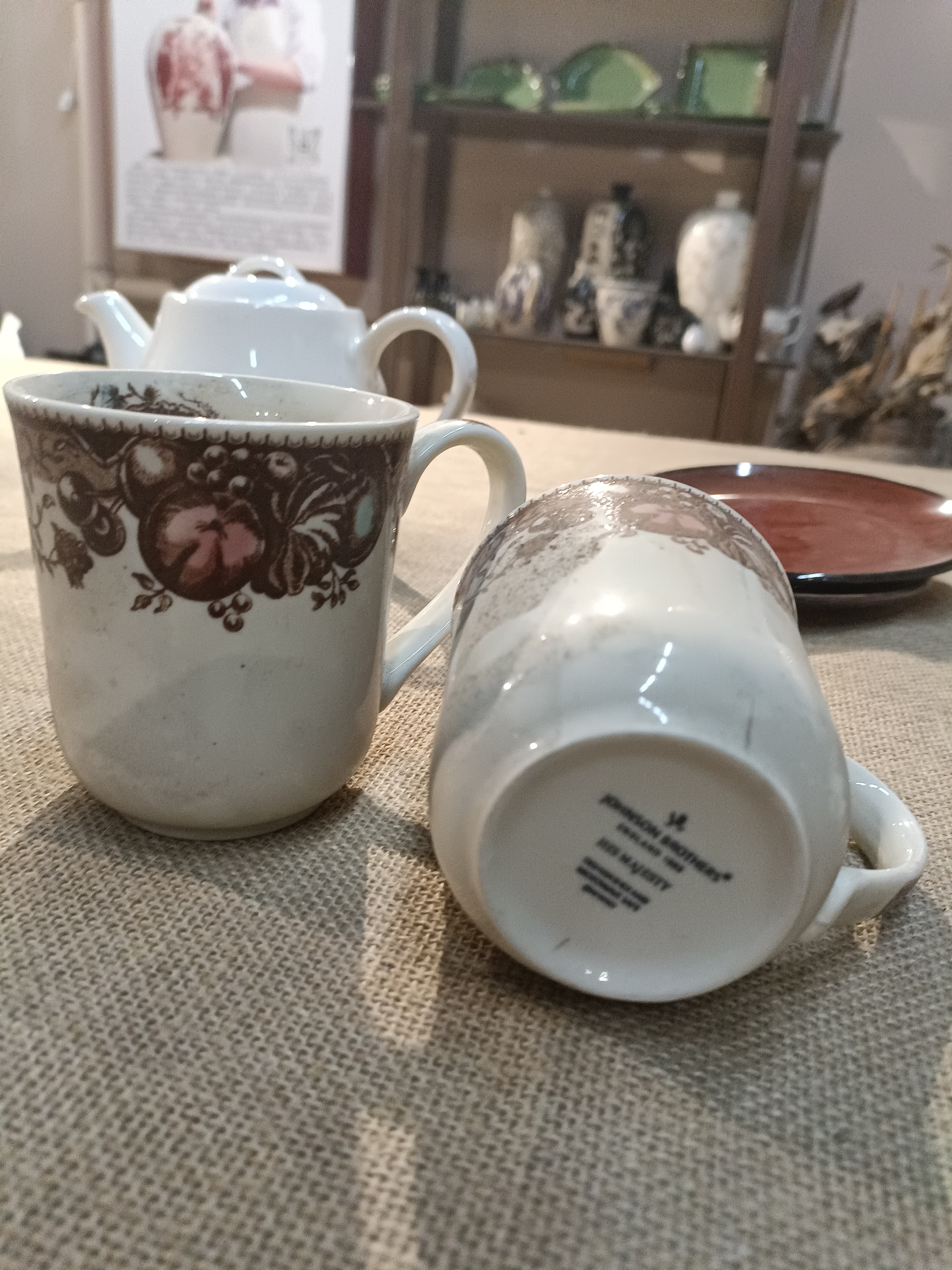 磁州窑出口威基伍德马克杯一对《要求完美勿拍》