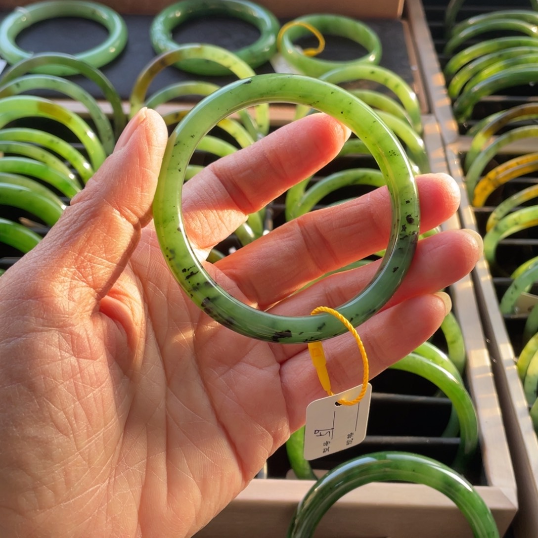 和田玉未镶嵌手镯