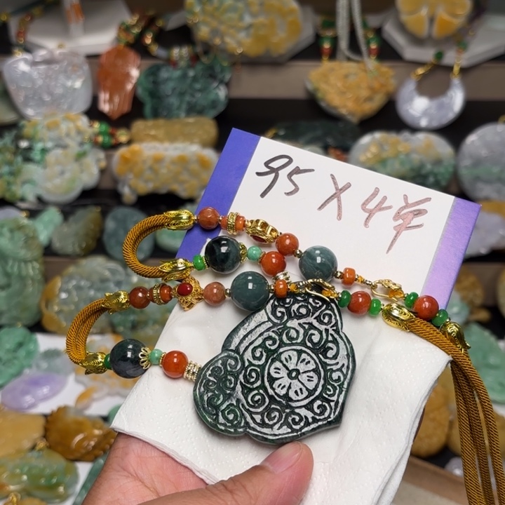 翡翠颈饰未镶嵌向**生吊坠