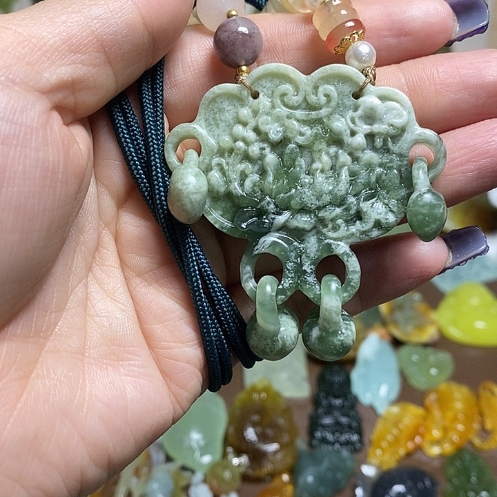 蛇纹石玉吊坠未镶嵌