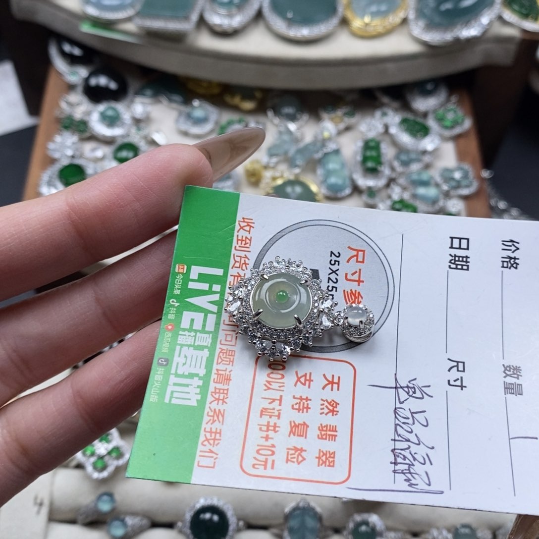 翡翠颈饰未镶嵌翡翠