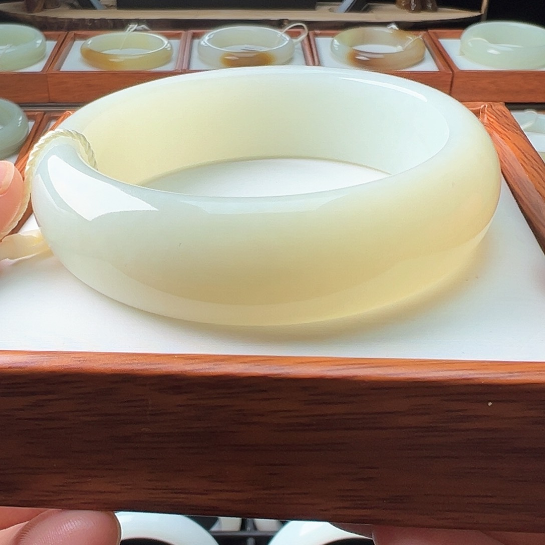 和田玉手镯未镶嵌