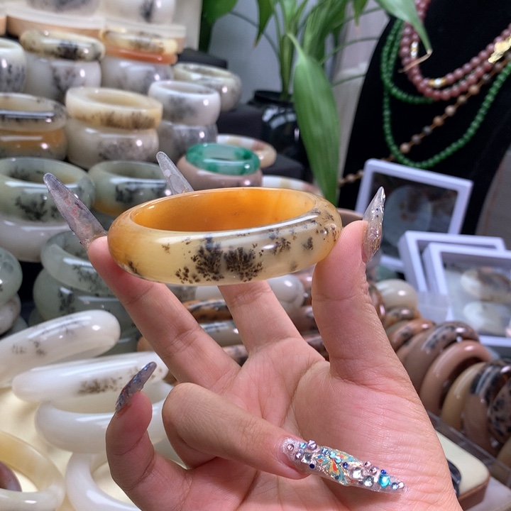 不***惯石英岩玉未镶嵌手镯