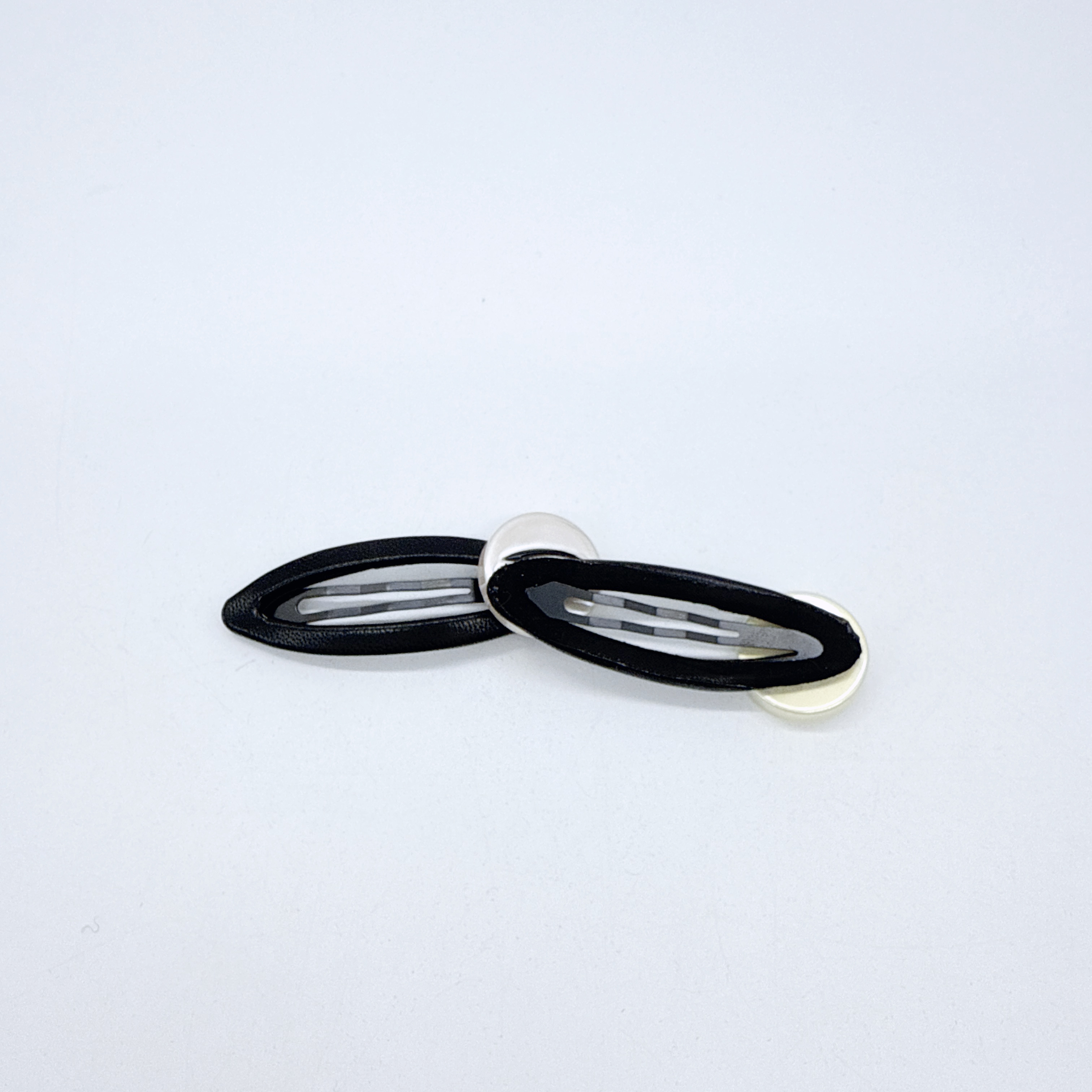 Mi33 亮面镂空字母圆牌BB夹 Y60057N4-4