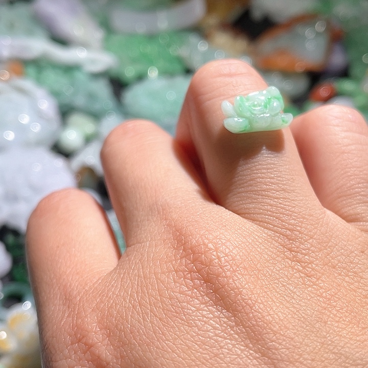 颈饰足铂镶嵌翡翠天