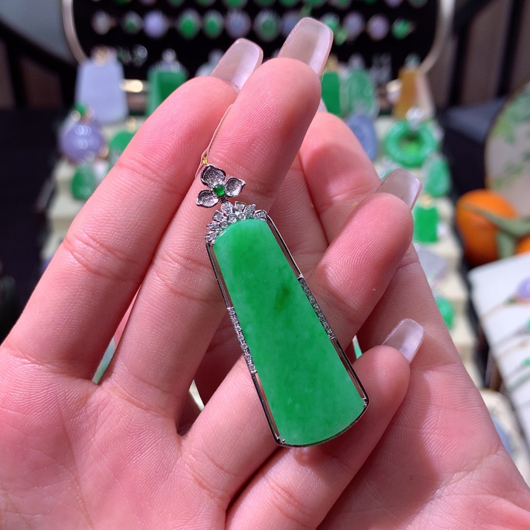 翡翠颈饰18K金镶嵌迷**泡翡翠