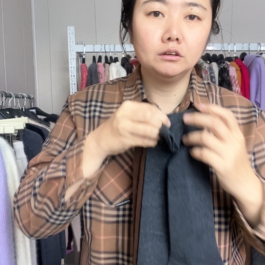 灰色和咖色各一双袜子