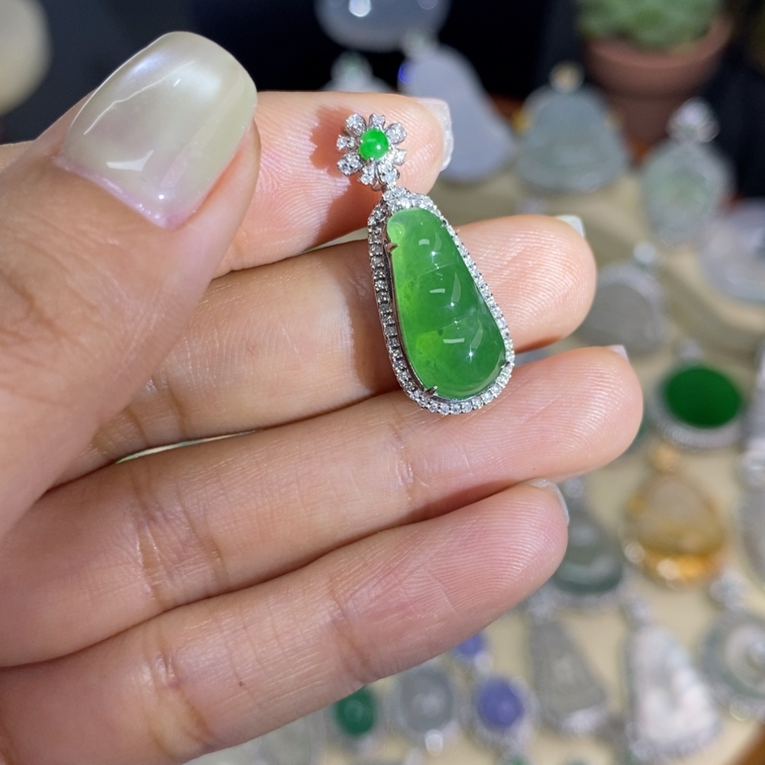 翡翠颈饰18K金镶嵌A货翡翠