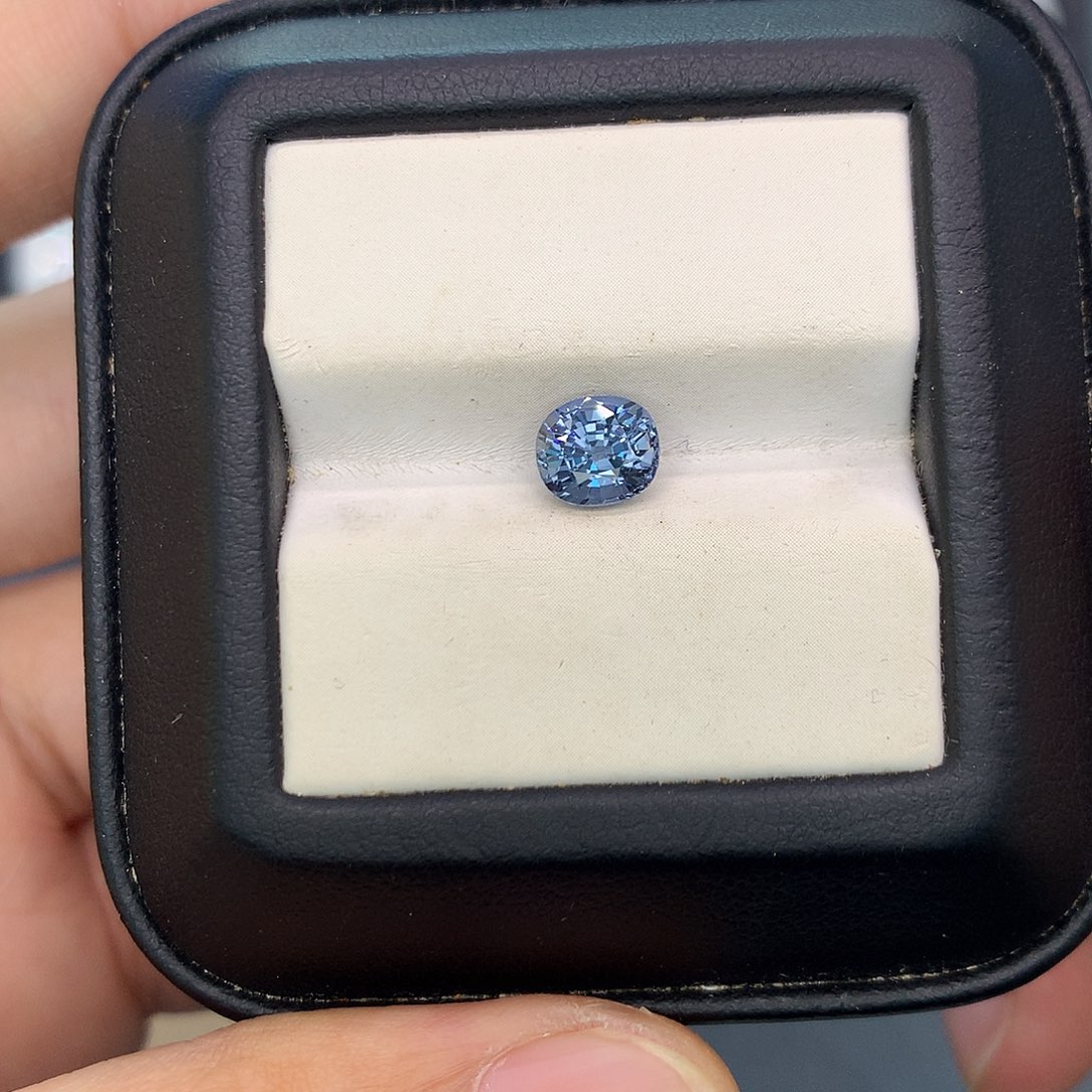 尖晶石裸石1.34克拉全净金属色蓝尖晶