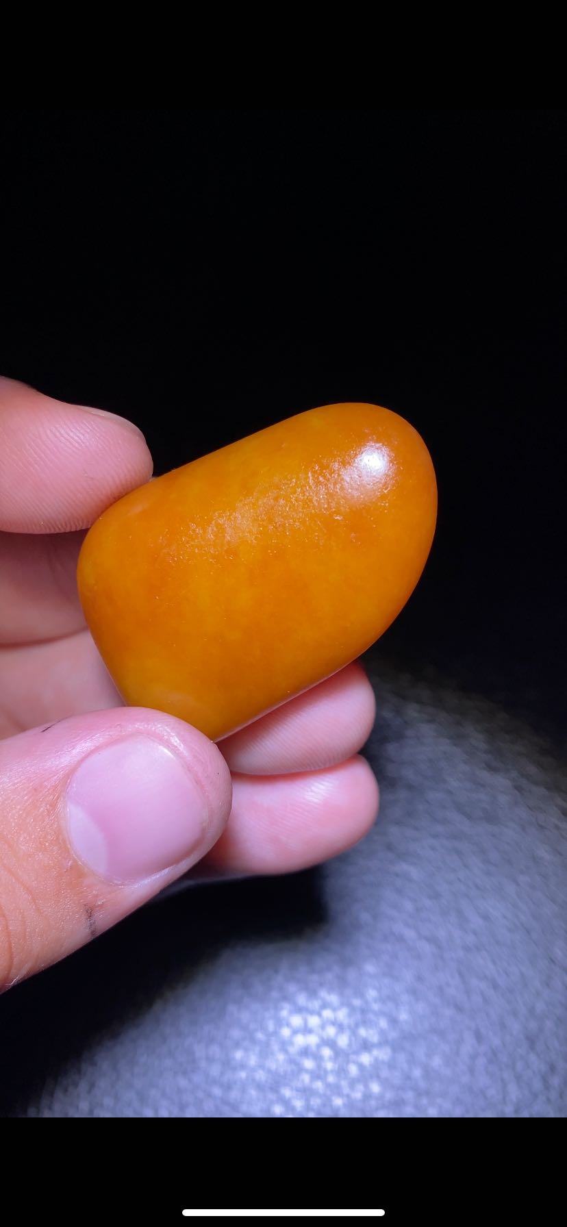 和田红皮籽料玉石