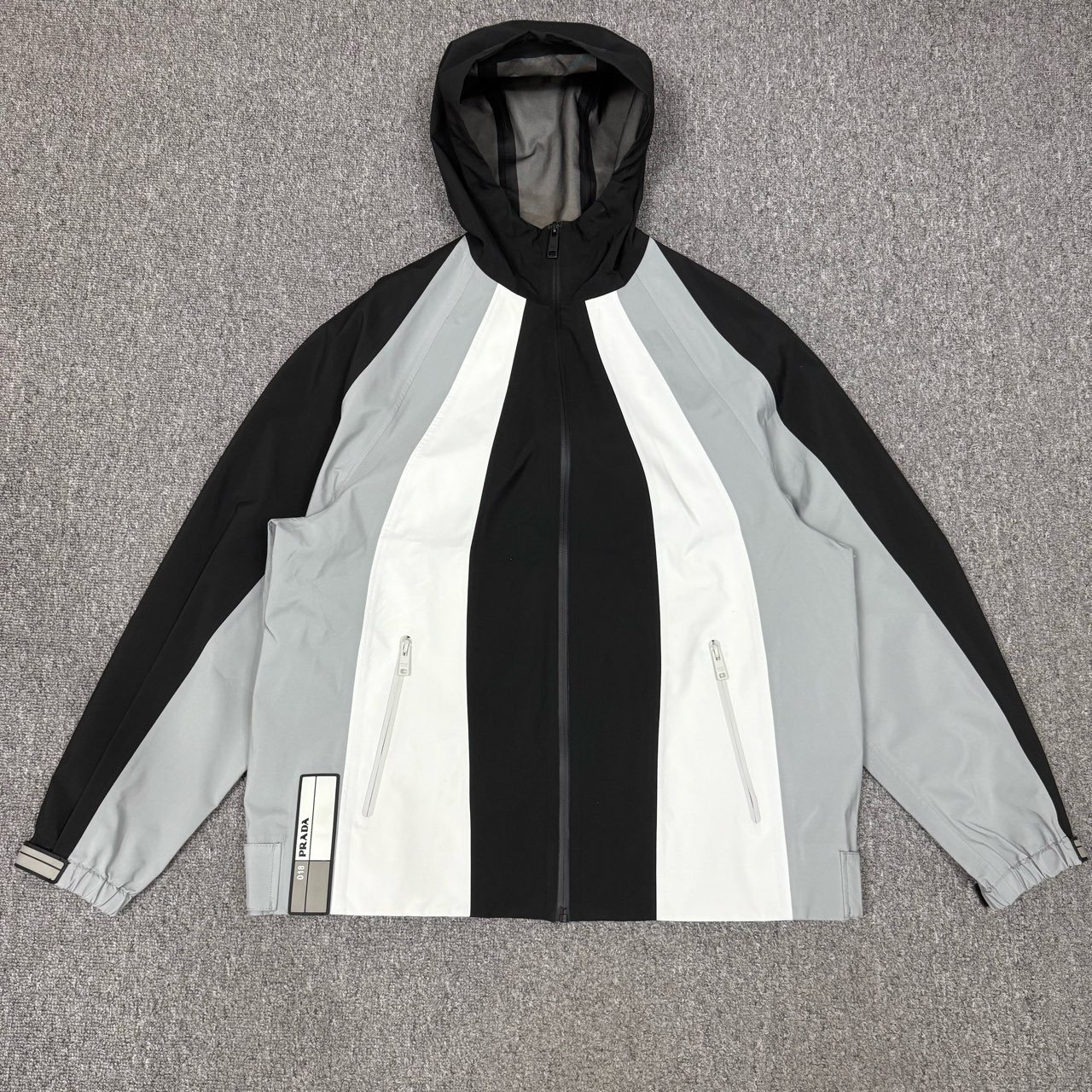 99新 Prada/普拉达 13060306 黑白灰拼色压胶冲锋衣外套 S码