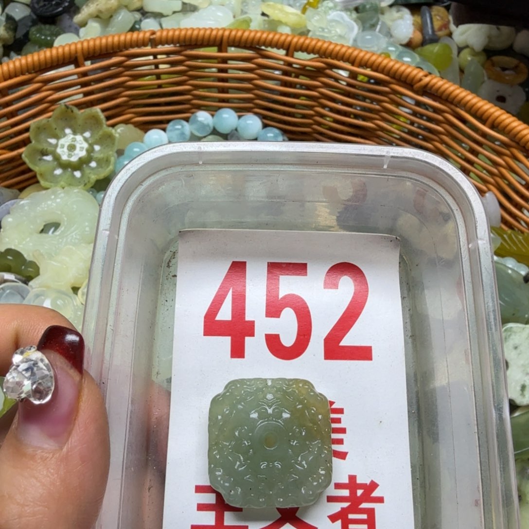 透闪石-蛇纹石玉吊坠未镶嵌