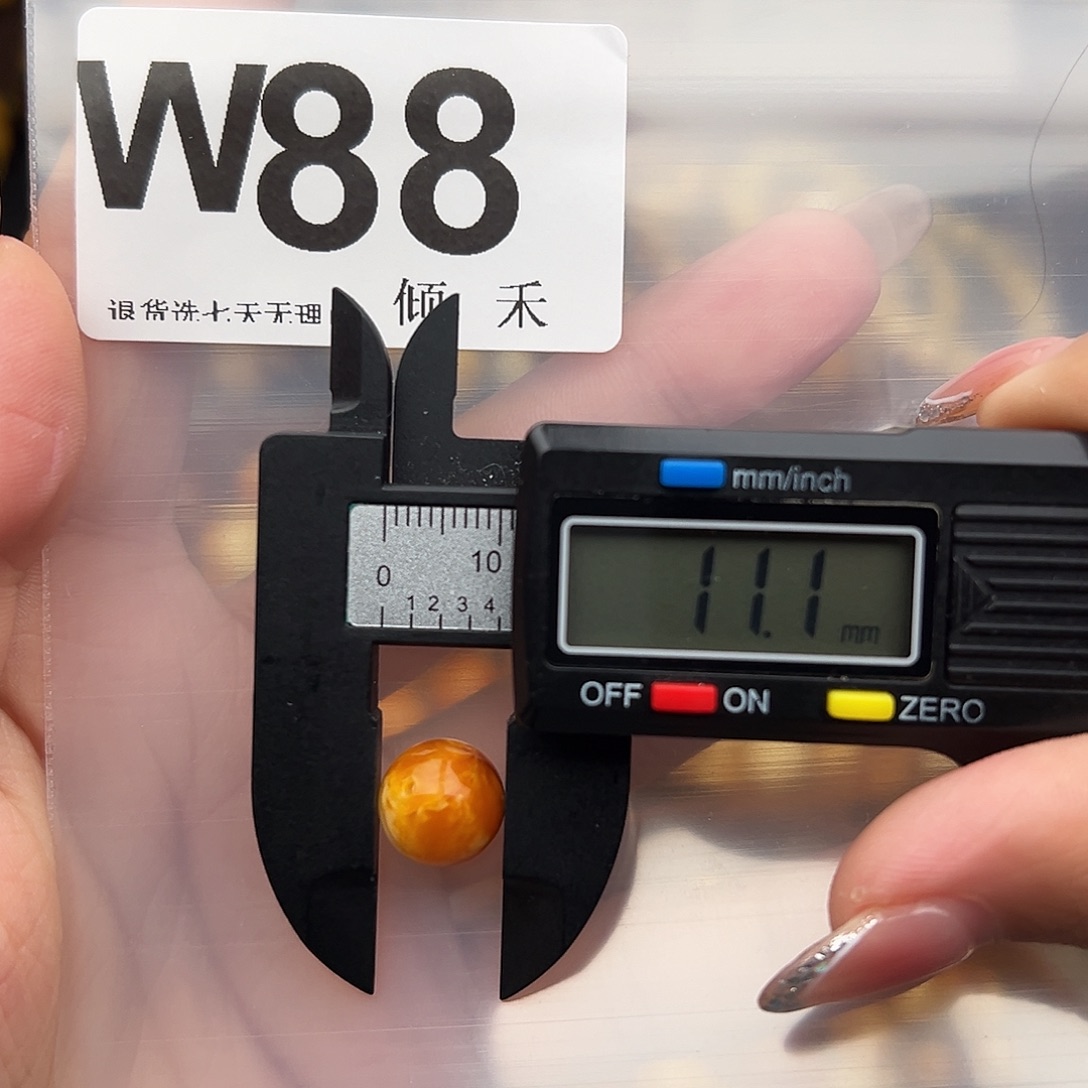 琥珀未镶嵌裸石微瑕。