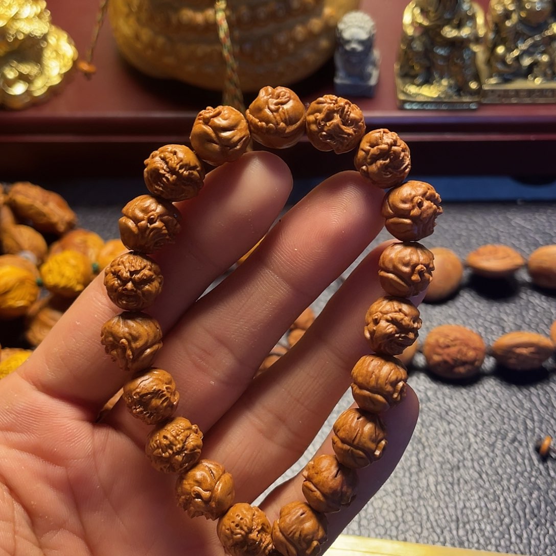 龙纹桃核雕刻硬派恶僧